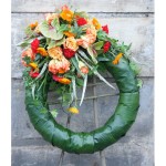 Asymetryczny wieniec z broszą kwiatową