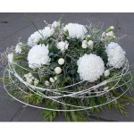 Okrągła biała wiązanka na Wszystkich Świętych