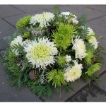 Zielono kremowa kompozycja w naczyniu na cmentarz