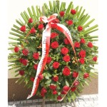 Klasyczny wieniec na pogrzeb z czerwonych róż