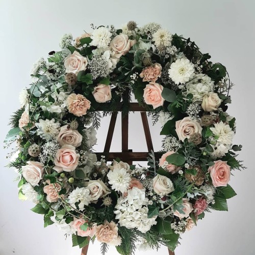 delikatny wieniec pogrzebowy