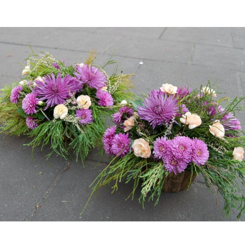 fioletowe żywe kwiaty w wazonie