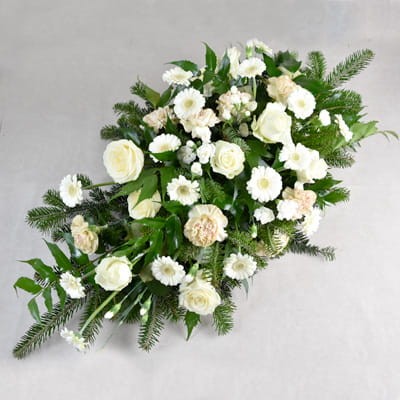 wiązanka z białych kwiatów na pogrzeb