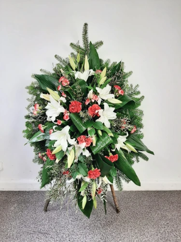 biało czerwony wieniec z lilii
