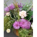 ikebana w naczyniu na cmentarz
