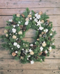 Naturalny boho wianek na drzwi z bawełną na Boże Narodzenie
