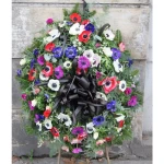 Oryginalny wieniec pogrzebowy z anemonami
