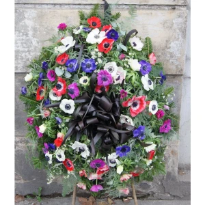 Oryginalny wieniec pogrzebowy z anemonami